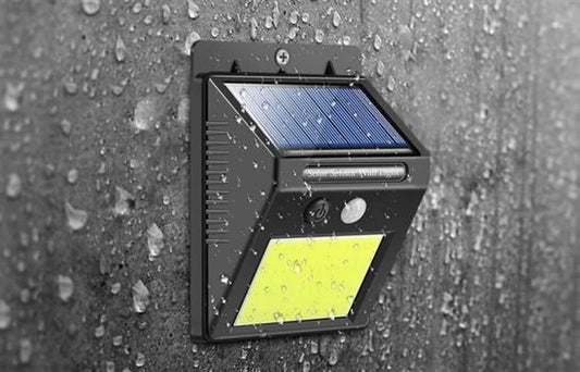 Solar led buitenlamp met bewegingssensor - fel wit licht - montage plakken of schroeven